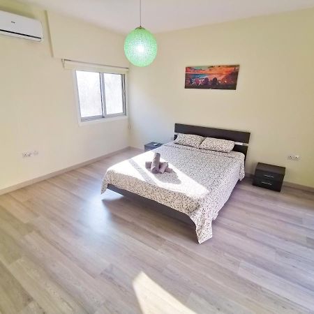 Beach-A-Holic Apartment, 2 Min Distance From Larnaca Marina 외부 사진