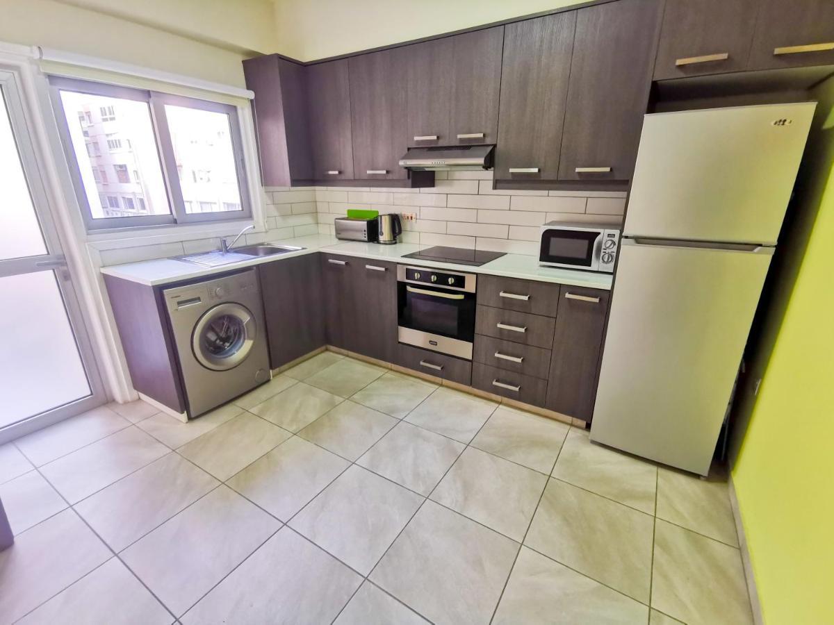 Beach-A-Holic Apartment, 2 Min Distance From Larnaca Marina 외부 사진